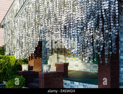 La canette de bière maison, un Houston, Texas, monument, couverts et décorée avec plus de 50 000 canettes de bière en aluminium par Jean Milkovisch Banque D'Images