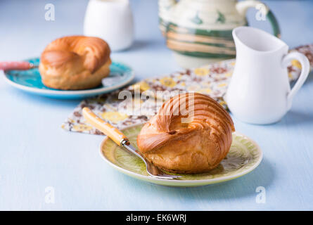 Pâte à choux crème pâtissière avec anneau eclair a servi pour le thé, selective focus Banque D'Images