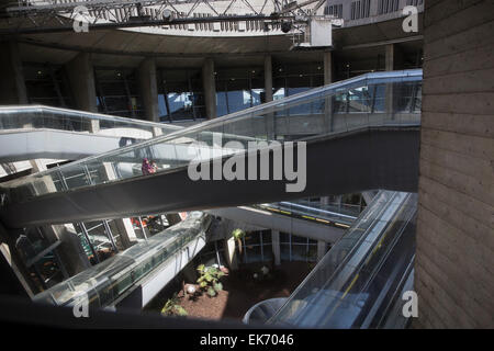 70 trottoirs roulants futuriste à l'intérieur de l'aérogare 1 de l'Aéroport de Paris Charles-de-Gaulle conçu par l'architecte Paul Andreu Banque D'Images