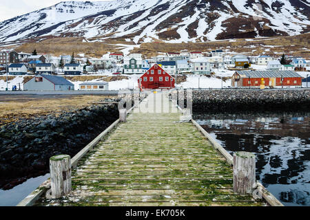 La ville pittoresque de Siglufjordur dans le nord de l'Islande est perçu à partir d'un quai. Banque D'Images