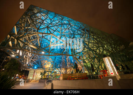 Les angles architectural intéressant de l'emblématique Melbourne Federation Square de nuit. Banque D'Images