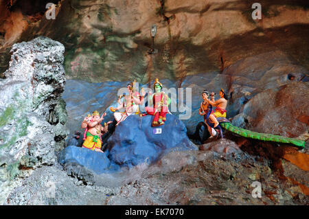 Statue du dieu hindou à Batu Caves, Kuala-Lumpur, Malaisie, Basse lumière comme il l'intérieur de la cave. Grottes de Batu est l'une des principales attra Banque D'Images