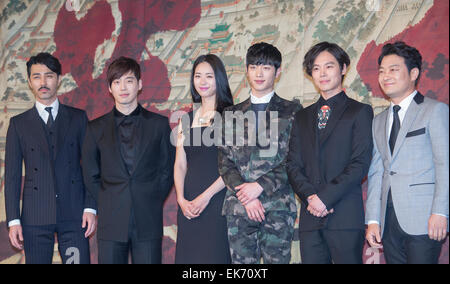 Cha Seung-Won, Kim Jae-Won Lee Yeon-Hee, Seo, Kang-Jun(5surprise), Han Ju-Wan et Cho Seong-Ha, Apr 07, 2015 acteurs de la Corée du Sud : (L-R) Cha Seung-won, Kim Jae-won, Lee Yeon-hee, Seo Kang-jun, Han Ju-wan et Cho Seong-ha de participer à une conférence de presse Le nouveau MBC Drama, splendide de la politique, à Séoul, en Corée du Sud. © Lee Jae-Won/AFLO/Alamy Live News Banque D'Images