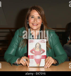 Huntington, New York, USA. 7 avril, 2015. L'actrice Lorraine Bracco signe des exemplaires de son livre intitulé "au maximum" au Réservez Revue le 7 avril 2014 à Huntington, état de New York. crédit : Debby Wong/Alamy Live News Banque D'Images