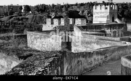 Remparts, des sentiers et des tours de Badajoz mur musulmane. Chemin de ronde et à l'intérieur des bâtiments Banque D'Images