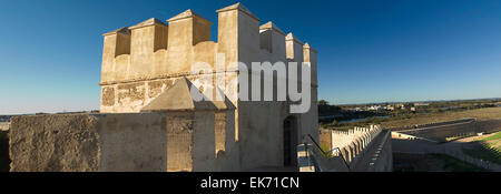 Remparts, des sentiers et des tours de Badajoz mur musulmane. Chemin de ronde et à l'intérieur des bâtiments Banque D'Images