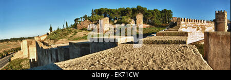 Remparts, des sentiers et des tours de Badajoz mur musulmane. Chemin de ronde et à l'intérieur des bâtiments. HDR Banque D'Images