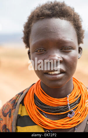 Jeune femme Karamojong, près de Kapedo, village du district de Kaabong, Ouganda Banque D'Images