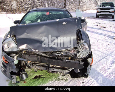 Accident de voiture sur une route rurale de glace. Banque D'Images