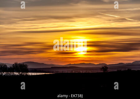 Ardara, comté de Donegal, Irlande. 12 avril 2015. Le climat. Le lever du soleil sur la côte ouest. Crédit : Richard Wayman/Alamy Live News Banque D'Images