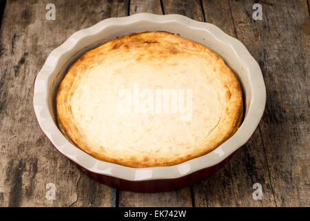 Fond dessert. Gâteau au fromage frais cuit sur table en bois. Banque D'Images