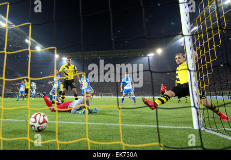 Dortmund, Allemagne. 07Th avr, 2015. Le Dortmund Neven Subotic (retour L) marque le premier but lors de la DFB Allemande de football match de quart de finale entre le Borussia Dortmund 1899 Hoffenheim et au parc de Signal-Iduna à Dortmund, en Allemagne, 07 avril 2015. Hoffenheim est gardien Oliver Baumann (avant l) est en mesure de sauver la balle. Dortmund a remporté 3-2 après prolongation. Photo : Friso Gentsch./dpa/dpa/Alamy Live News Banque D'Images