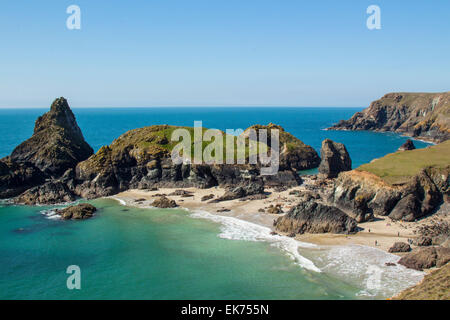 Beau bleu ciel de Kynance Cove, lézard, Cornwall, Angleterre Banque D'Images