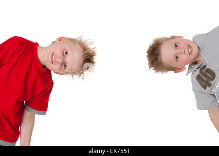 Fun makling deux frères coller leur tête dans la photo sur fond blanc avec un espace réservé au texte Banque D'Images