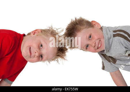 Fun makling deux frères coller leur tête dans la photo sur fond blanc avec un espace réservé au texte Banque D'Images