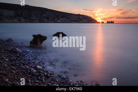 Une longue exposition d'un coucher du soleil à travers les aiguilles, du point de vue de l'Alum Bay Banque D'Images