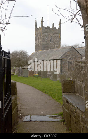 Tour de l'église Saint Mellanus raison et cimetière, meneau, Cornwall, Angleterre Banque D'Images