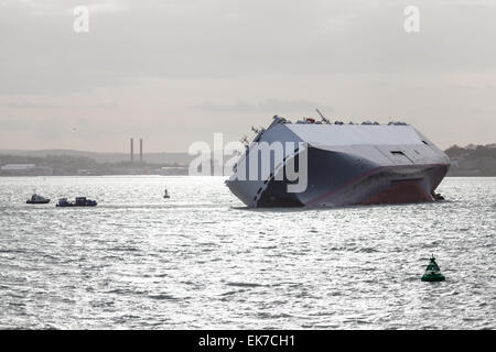 Le car carrier, Hoegh Osaka, qui s'échoue sur Bramble Bank dans le Solent Banque D'Images