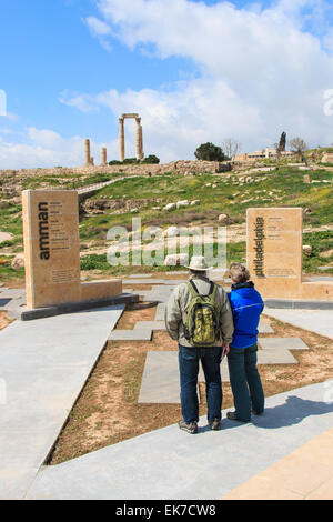 Amman, Jordanie - Mars 22,2015 : touristes debout à l'entrée de la Citadelle d'Amman, Jordanie Banque D'Images