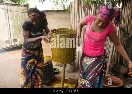 Les petits agriculteurs qui produisent l'huile de palme fait maison à Grand Bassam, Côte d'Ivoire, Afrique de l'Ouest. Banque D'Images