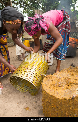 Les petits agriculteurs qui produisent l'huile de palme fait maison à Grand Bassam, Côte d'Ivoire, Afrique de l'Ouest. Banque D'Images