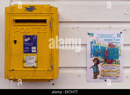 Postbox Français jaune sur mur en bois avec petite affiche juste une usine de publicité Banque D'Images