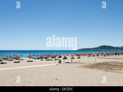 Hotel Faliraki resort sur l'île de Rhodes en Grèce, vue du dessus à la célèbre plage de palmiers et de parasols Banque D'Images