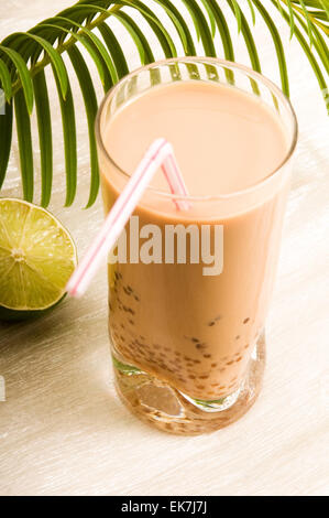 Verre de lait perle sur blanc. Bubble tea Banque D'Images