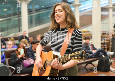 St Pancras International, Londres, Royaume-Uni. 12 avril 2015. Enfield 16 ans Natalie Shay étudiant à la Brit School boards l'eurostar à busk à Paris pour la journée. Elle a reçu le prix de l'Eurostar ainsi que la catégorie des jeunes au cours des dernières années aux Spectacles Concerts concours organisé par l'Hôtel de Ville. Crédit : Matthieu Chattle/Alamy Live News Banque D'Images