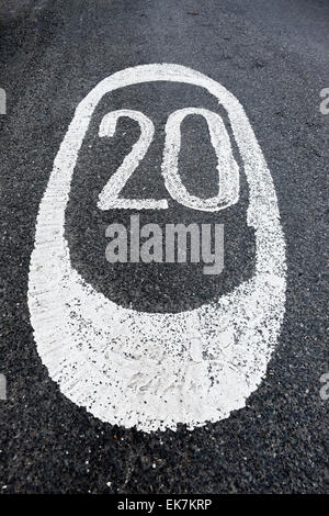 Une limitation de vitesse 20mph peint sur la route en peinture blanche. Glasgow, Écosse, Royaume-Uni Banque D'Images