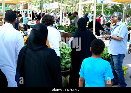 Les consommateurs dans un marché d'agriculteurs, qui a eu lieu au jardin botanique à Manama, Royaume de Bahreïn Banque D'Images