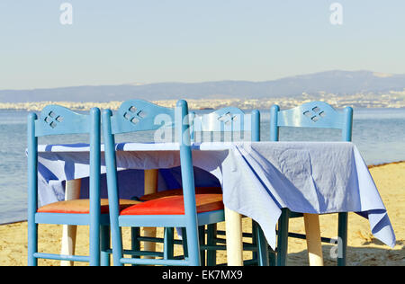 Restaurant table et chaises sur la plage pour se détendre et dîner romantique Banque D'Images