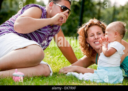 Happy smiling baby dans la famille Banque D'Images