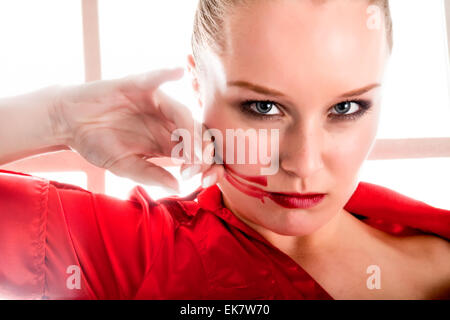 Femme élégante en rouge et noir Banque D'Images