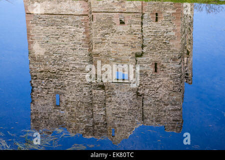 Réflexions de Hopton Castle dans un étang dans le village de Hopton Castle, Shropshire, Angleterre Banque D'Images