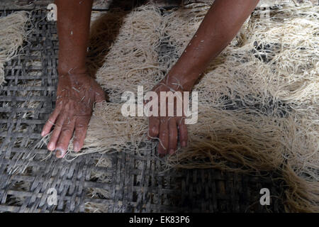 Yogyakarta, Indonésie. 8Th apr 2015. Un travailleur fait lethek mie (une sorte de nouilles traditionnel fait maison) Srandakan au village de Bantul, Yogyakarta, Indonésie, le 8 avril 2015. Le MRA lethek est produit avec l'aide d'alimentation des vaches plutôt que sur des machines modernes. © Juli Nugroho/Xinhua/Alamy Live News Banque D'Images