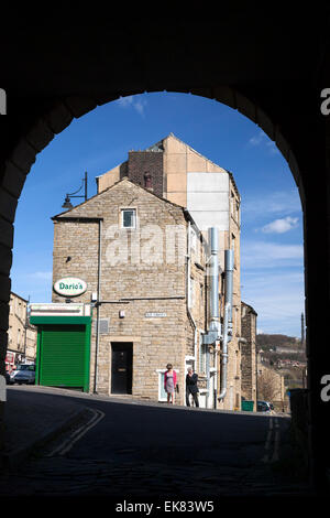 Côté arrière de boutiques dans la rue Wharf vu par archway dans Carlton Mill, Sowerby Bridge, West Yorkshire Banque D'Images