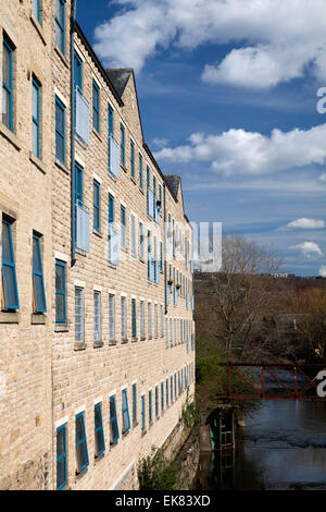 Ancien moulin transformé en appartements à côté de la rivière Calder, Sowerby Bridge, West Yorkshire Banque D'Images