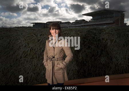 Jockey irlandais Katie Walsh, photographié à côté de la présidence, l'un des plus difficiles des clôtures sur le cours du Grand National à Aintree, Liverpool. Walsh s'est classé troisième dans le Grand National 2012 sur le bar, lui donnant la plus haute finition pour une femelle concurrent. Walsh est la fille de jockey saut amateur, formateur et consultant à la télévision, Ted Walsh et la sœur de top class jump jockey, Ruby Walsh. Banque D'Images