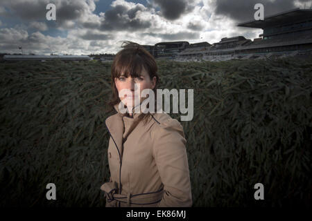 Jockey irlandais Katie Walsh, photographié à côté de la présidence, l'un des plus difficiles des clôtures sur le cours du Grand National à Aintree, Liverpool. Walsh s'est classé troisième dans le Grand National 2012 sur le bar, lui donnant la plus haute finition pour une femelle concurrent. Walsh est la fille de jockey saut amateur, formateur et consultant à la télévision, Ted Walsh et la sœur de top class jump jockey, Ruby Walsh. Banque D'Images