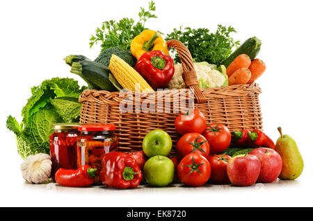 Panier en osier avec des provisions isolé sur fond blanc Banque D'Images