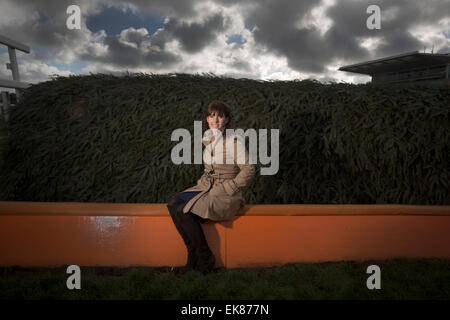 Jockey irlandais Katie Walsh, photographié à côté de la présidence, l'un des plus difficiles des clôtures sur le cours du Grand National à Aintree, Liverpool. Walsh s'est classé troisième dans le Grand National 2012 sur le bar, lui donnant la plus haute finition pour une femelle concurrent. Walsh est la fille de jockey saut amateur, formateur et consultant à la télévision, Ted Walsh et la sœur de top class jump jockey, Ruby Walsh. Banque D'Images