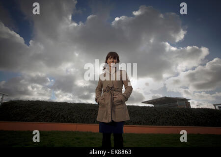 Jockey irlandais Katie Walsh, photographié à côté de la présidence, l'un des plus difficiles des clôtures sur le cours du Grand National à Aintree, Liverpool. Walsh s'est classé troisième dans le Grand National 2012 sur le bar, lui donnant la plus haute finition pour une femelle concurrent. Walsh est la fille de jockey saut amateur, formateur et consultant à la télévision, Ted Walsh et la sœur de top class jump jockey, Ruby Walsh. Banque D'Images