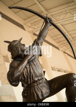 Une statue de Robin des Bois, héros populaire dans Doncaster Robin Hood Airport, Yorkshire, Angleterre Banque D'Images