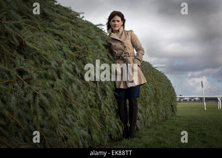 Jockey irlandais Katie Walsh, photographié à côté de la présidence, l'un des plus difficiles des clôtures sur le cours du Grand National à Aintree, Liverpool. Walsh s'est classé troisième dans le Grand National 2012 sur le bar, lui donnant la plus haute finition pour une femelle concurrent. Walsh est la fille de jockey saut amateur, formateur et consultant à la télévision, Ted Walsh et la sœur de top class jump jockey, Ruby Walsh. Banque D'Images