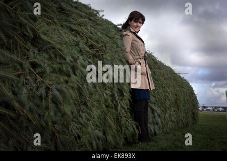 Jockey irlandais Katie Walsh, photographié à côté de la présidence, l'un des plus difficiles des clôtures sur le cours du Grand National à Aintree, Liverpool. Walsh s'est classé troisième dans le Grand National 2012 sur le bar, lui donnant la plus haute finition pour une femelle concurrent. Walsh est la fille de jockey saut amateur, formateur et consultant à la télévision, Ted Walsh et la sœur de top class jump jockey, Ruby Walsh. Banque D'Images