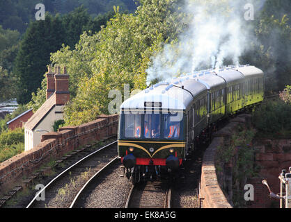 Une classe vintage 108 DMU se dirige vers inpreparation Bewdley pour le poisson 'N' Chip spécial' soir exécuter, Severn Valley Railway, W Banque D'Images