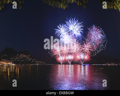 D'artifice sur le lac de Lugano dans un soir d'été, Suisse Banque D'Images