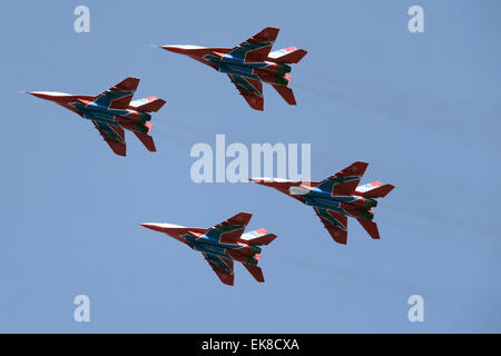 L'aérodrome de Koubinka, Moscou, Russie. 8 avril, 2015. Mikoyan MiG-29 de chasseurs à réaction de l'équipe acrobatique russe, Martinets, voler pendant la répétition du défilé dédié à l'occasion du 70e anniversaire de la victoire dans la seconde guerre mondiale, près de Koubinka aérodrome militaire dans la région de Moscou de Russie, le 8 avril 2015 Crédit : Xinhua/Alamy Live News Banque D'Images