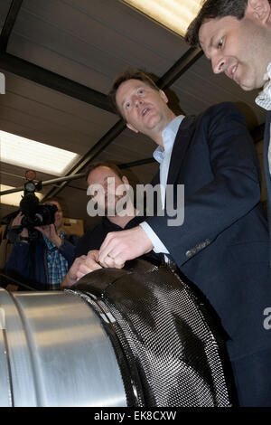 Chippenham, UK. 8 avril, 2015. Vice-premier ministre Nick Clegg et parlementaire libéral-démocrate candidat pour Chippenham Duncan Hames ont un rendez-vous à la fabrication alors qu'un employé Dymag regarde pendant leur visite à l'usine Dymag à Chippenham, Wiltshire. Credit : lynchpics/Alamy Live News Banque D'Images